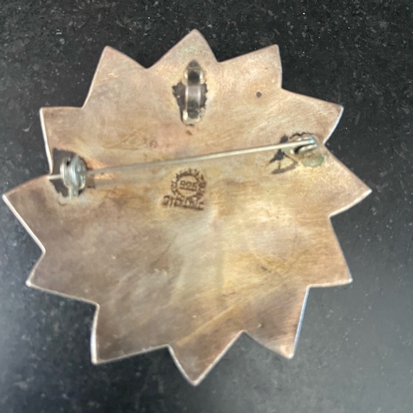 Vintage Sterling 925 brooch with inlaid oyster shell design - Picture 2 of 3